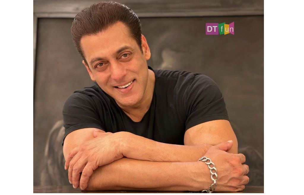 Salman Khan Bracelet: जानें ऐसा क्या खास है सलमान खान के ब्रेसलेट में, जान  से भी ज्यादा रखते हैं ख्याल - Why Salman Khan signature bracelet with a  blue stone is so